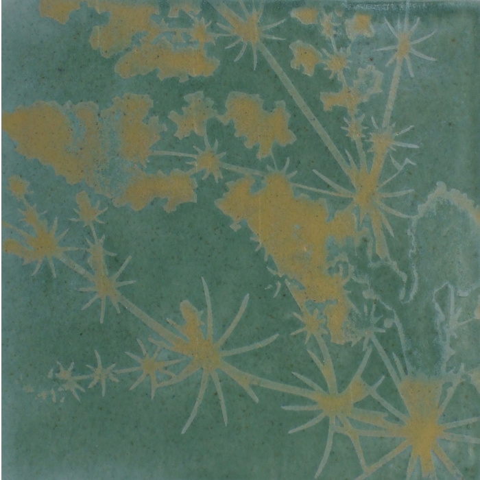 Kakkel 15 x 15 cm af stentøjsler med gult trykt dekoration af planten Gul Snerre og grønlig glasur - Projekttitel Flora 2020
